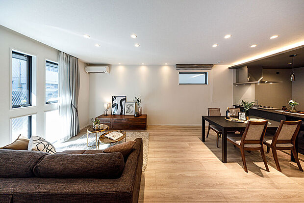 【リビングダイニング】T-2/明るい陽差しに包まれるLDKは18.6帖の南向き。断熱性&耐風性に優れた窓は大きな面積ながら外気に影響されない快適な室内空間を叶えてくれます。デザインもオシャレで空間のアクセントに。