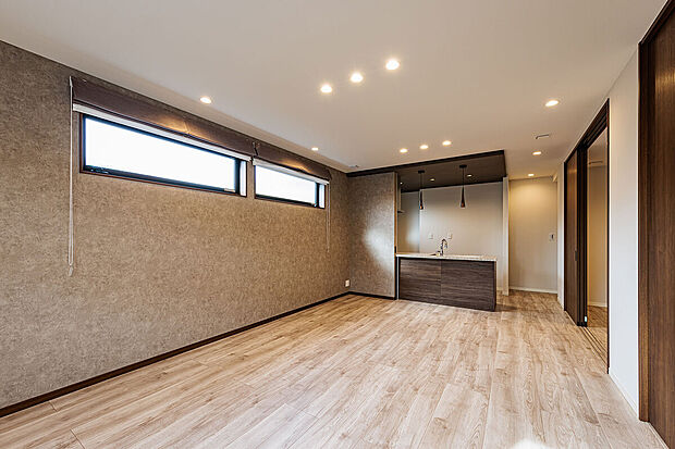 【リビングダイニング】T-1／グレーやブラウンをミックスしたようなくすみ系の濃淡カラーにオーク特有の木目が浮き出る意匠を施したフローリング。ヴィンテージ感やナチュラル感が演出でき、モダンでスタイリッシュ。