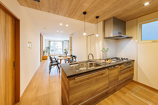 【キッチン】T-3／キッチンの手元を彩るライトはガラスの表情が美しく輝き、お料理の色を引き立てる高演色・高効率LED。人の肌色や表情を美しく見せてくれるから、食事タイムも華やぎます。