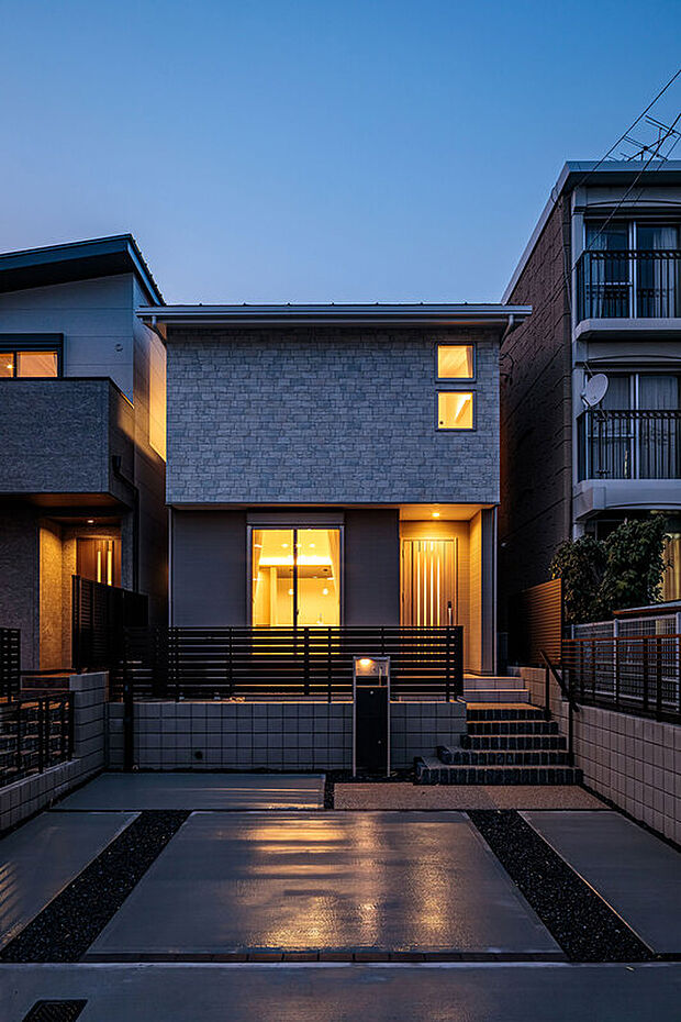 【外観】T-5/高級感のある洗練された明るい外観です。陽光豊かな南向きで、室内に自然光がたっぷり降り注ぎます。