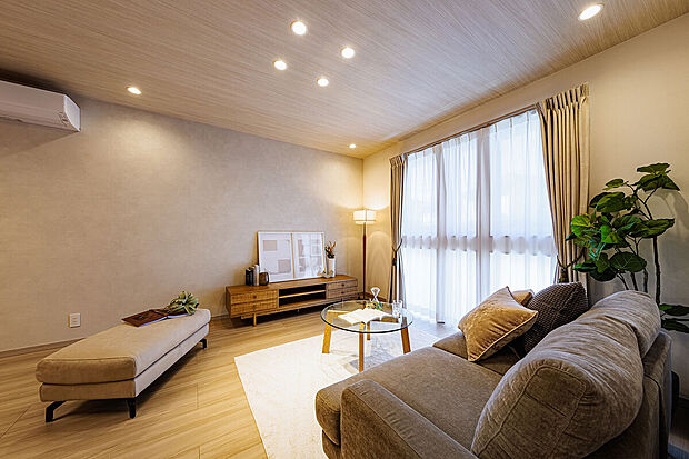 【リビング】T-1／緑と光を身近に感じられる開放感あふれるリビング。木の質感に包まれた心地よい空間で、家族との贅沢な時間を。陽だまりのような温かさに満ちた、心からリラックスできる住まいがここにあります。