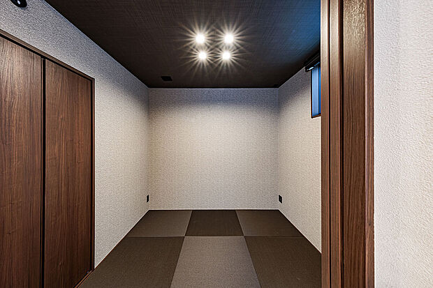 【和室】T-2／栗色×ダルブラウンのへりなし畳でモダンに演出。和の雰囲気を残しつつ洋風な装いも感じられる和室は、穏やかな時間の流れが心地よい空間。落ち着きのある仕様で、ゲストルームとしても喜ばれます。