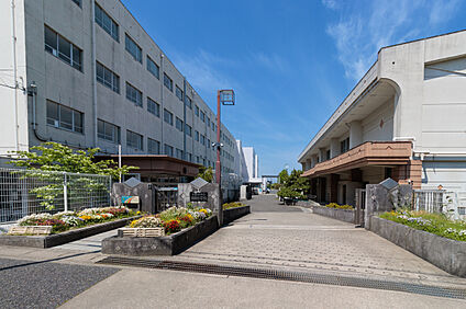 植田小学校 560m(徒歩7分)