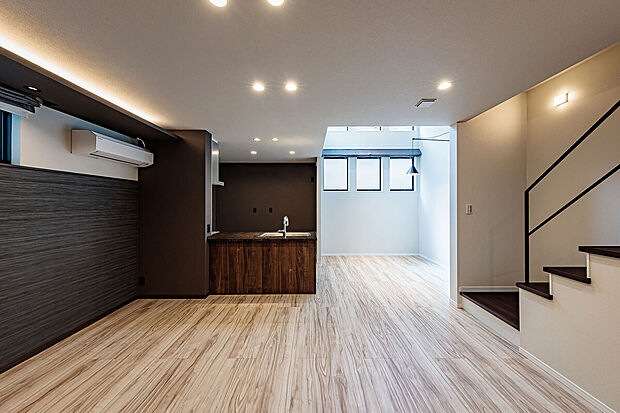 【リビングダイニング】T-2／抜けるような開放感が心地よいLDKでは、家族揃ってリラックスできます。みんなで過ごすひと時の幸せな笑い声や笑顔はもちろん、一人一人の時間まで、すべてを優しく包み込む温もり溢れる空間。