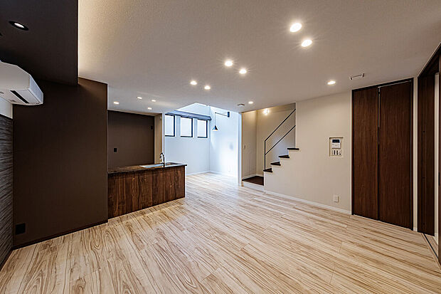 【完成予想図】T-2／高天井＆オープン手摺のリビング階段で抜け感をプラス。明るいトーンのフローリングと深みのあるブラウンのコントラストが奏でる心地よいリズムが、日々の暮らしを軽やかに演出します。