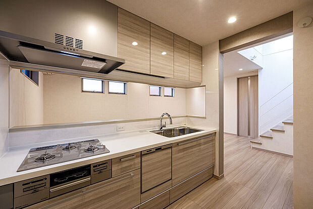 【キッチン】T-1／垂壁でキッチン空間を仕切り、リビングダイニングと分けることで利便性が向上します。独立したスペースのようにも使え、それでいて家族との繋がりが感じられる便利で安心な仕様です。