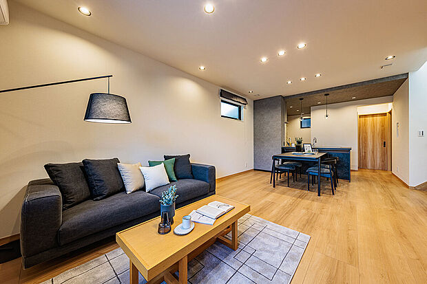 【リビングダイニング】T-2/ナチュラルオークのフローリングがシンプルモダンな空間を演出。19.4帖のLDKは家具やインテリアの配置も自由でお好みのレイアウトが楽しめます。