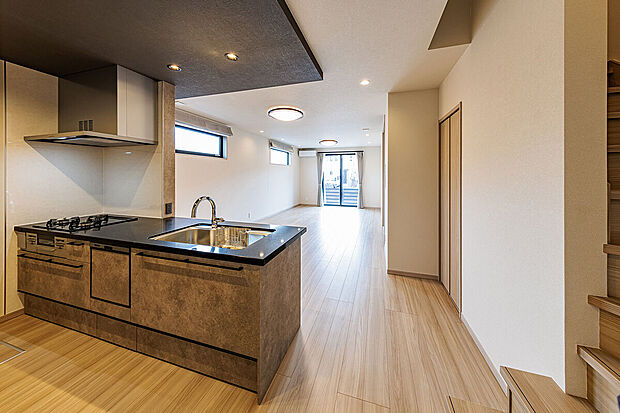 【キッチン】T-3/重厚なジュエルブラックのカウンタートップは、フィオレストーンを採用することで軽やかな輝きをプラスしてインテリア性を高めています。サイレントレールの引き出し収納など、家事が捗る設備・仕様です。