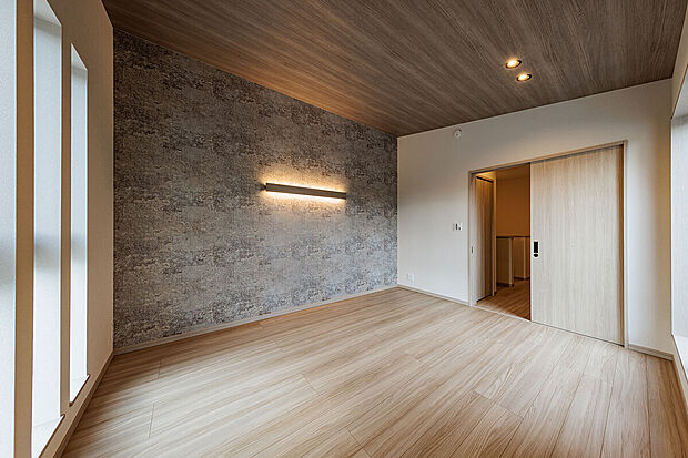 【主寝室】T-3/9.4帖の主寝室には勾配天井を施し、広さだけでなく高さをプラスすることで居住性がUP!WICが設置されているので、衣類や荷物がスッキリと収納できて居住スペースを広々と使えます。