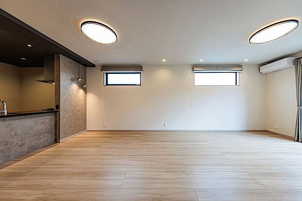 【リビングダイニング】T-3/柔らかな質感が感じられ、優しい印象のグレージュエルムのフローリング。デザイン性はもちろん、傷がつきにくく、直射日光にも強くて美しさが持続する、機能性も持ち併せています。