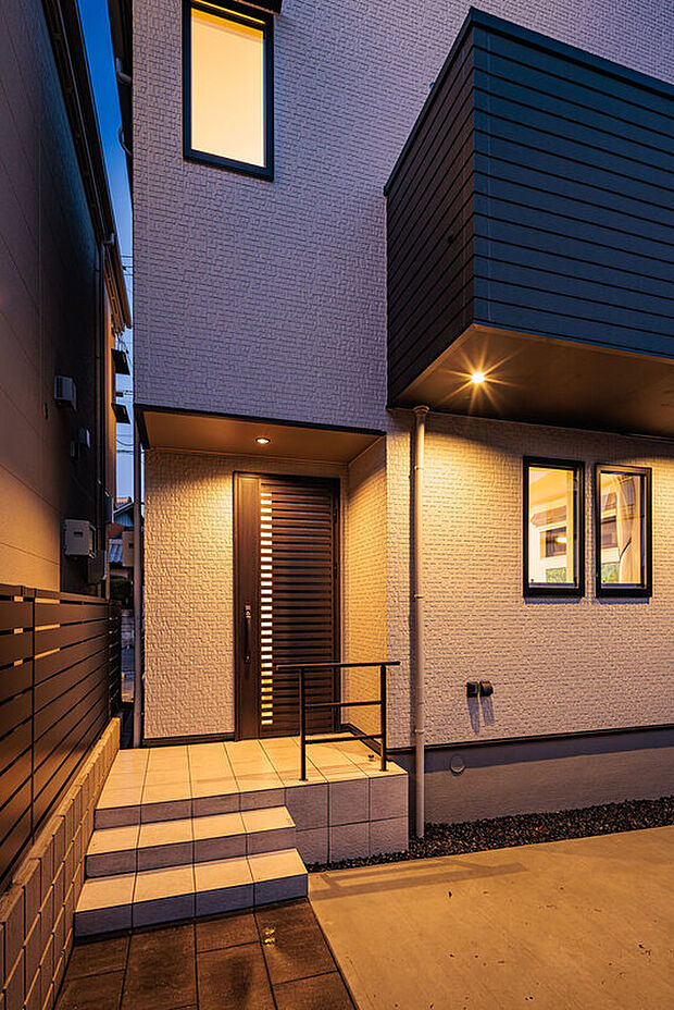 【外観】T-3/夜間玄関まわり