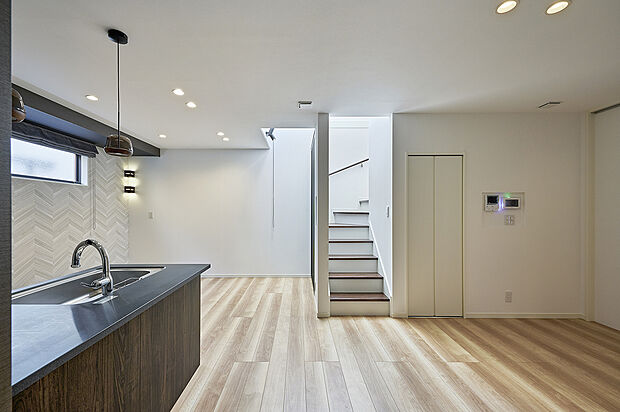 【リビングダイニング】T-5/上部吹抜けになったリビング階段が空間に広がりとメリハリをプラスしてくれる、心地よいLDK。自然な明るさが気持ちをほぐしてくれるので、こころからリラックスできる憩いの空間が実現しました。