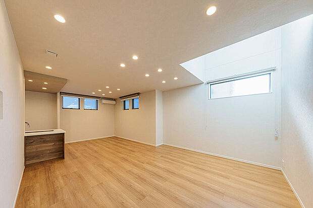 【リビングダイニング】T-3／19.5帖の広々LDKにはお気に入りのインテリアやこだわりの家具を置いて、自分らしい大好きな空間に。個性が光るレイアウトでゲストを招く楽しみが、暮らしの幅を広げてくれます。