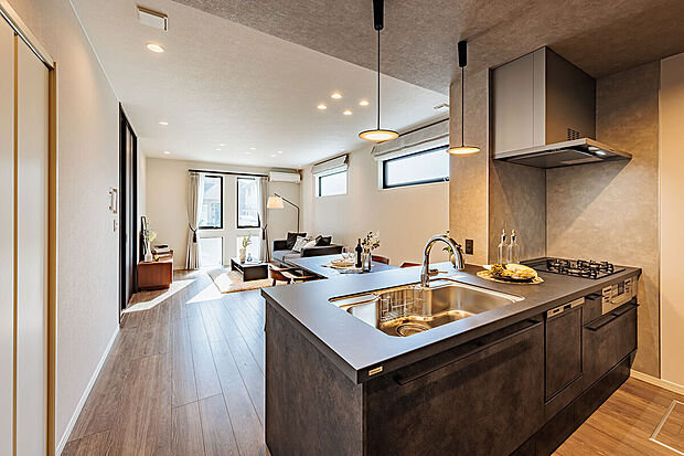 【キッチン】T-4／クリナップ製の対面キッチンを採用。メラミンカウンタートップで傷や汚れに強く、食洗機とタッチレス水栓付きで家事もスムーズ。デザイン性と使いやすさを両立した、毎日の利用も心地よいキッチンです。