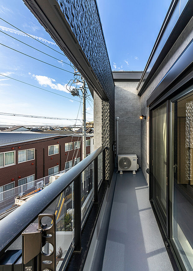 【バルコニー】T-1／空へと視界が抜ける、透明なパネルを採用した開放的な大型バルコニー。居室の延長として使えるゆとりある広さで、日常使いはもちろん陽光と風に包まれる贅沢なプライベートタイムを生み出します。