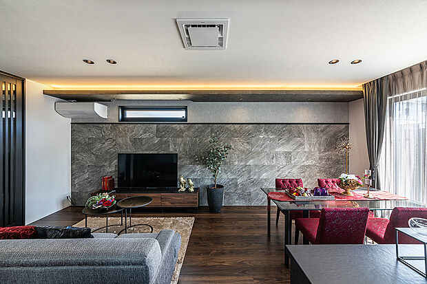 【リビングダイニング】T-1/間口の広さを活かした設計が、リビングとダイニングに圧倒的な開放感をもたらします。横に広がる大空間は、家族がどこにいても繋がりを感じられ、陽光に包まれる豊かな時間をもたらします。