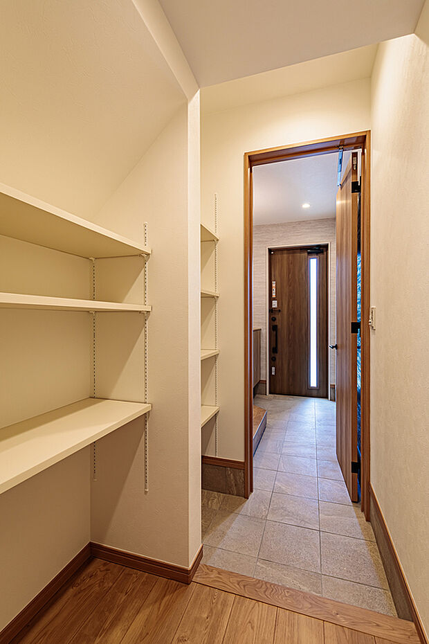 【WTSC】T-1／「しまう」と「通る」を一つに。賢いウォークスルークローゼットが、朝の支度や帰宅後の片付けをスムーズにし、暮らしにゆとりを生み出します。