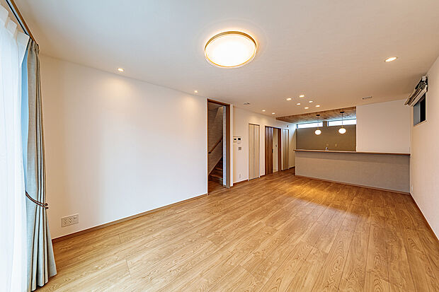 【リビングダイニング】T-1／家族の笑顔と会話が生まれる、19.9帖の広々LDK。大きなソファを置いても余裕の広さで、みんなが自然と集まる、自慢の空間です。