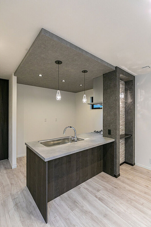 【キッチン】T-1/空間に溶け込む上質な艶消し仕上げのメラミンワークトップのキッチンは、多様なインテリアシーンにも調和します。カットガラスの不規則で美しい灯りが手元をそっと照らします。