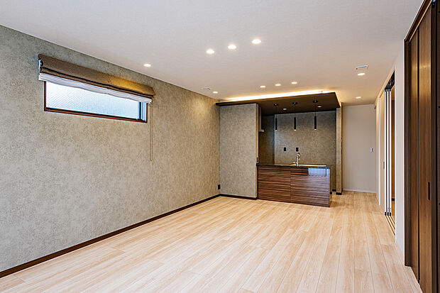 【リビングダイニング】T-1／デザインと寛ぎを両立LDK。折下げ天井が空間に奥行きを与え、家族が集うダイニングに落ち着きと上質な雰囲気をプラスしました。窓から注ぐ自然光が、室内を明るく引き立てる開放的なLDKです。