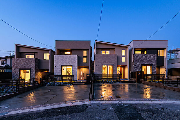 【外観】T-1、T-2、T-3（ご成約済）T-4（ご成約済）／夕暮れの空に映える洗練されたモダンな外観。温かみのある光が溢れる窓辺や、ゆとりのあるカースペースが、豊かで上質な暮らしを送れる住まいです。