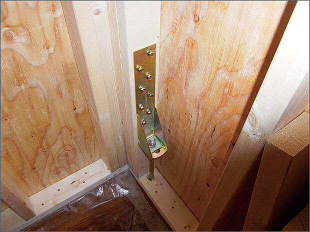 【耐震金物ホールダウン】主に木造建築に使用する、補強金物のひとつで、地震時や台風時に躯体が土台から抜けるのを防ぐために必要不可欠な金物。基礎及び土台とたて枠、および上下階のたて枠の緊結に使用します。