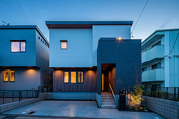 【夜間外観】T-1／ライトアップされた外観が、静かな夜にふんわり浮かび上がり、家族の帰りをあたたかく迎えてくれます。名古屋市内でありながら、うれしい2台分の駐車スペースも確保しました。