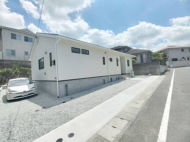 【外観・駐車場方向】車4台駐車可能です。