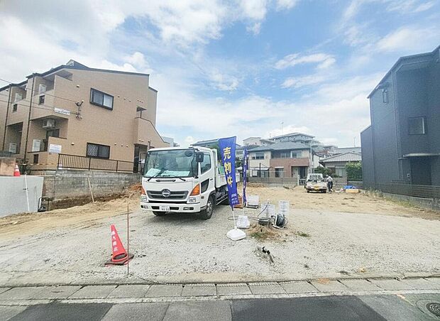 【現地外観】豊富な収納力を誇る間取り設計により、室内をいつも広々と美しく保てます