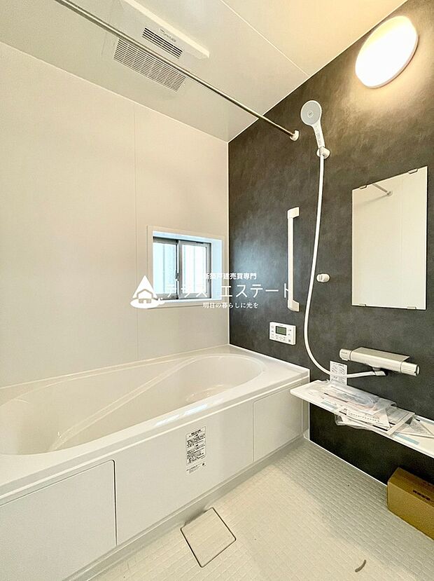 【浴室　※2号棟】人気の一坪風呂はゆっくり足を伸ばせ、リラックスできる空間です。
