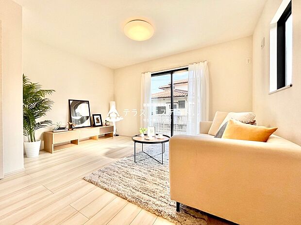 【リビング】白を基調としたシンプルなリビング空間です。お気に入りの家具を置いたり、お部屋作りが楽しめそうですね。
※写真は同一タイプまたは同一仕様