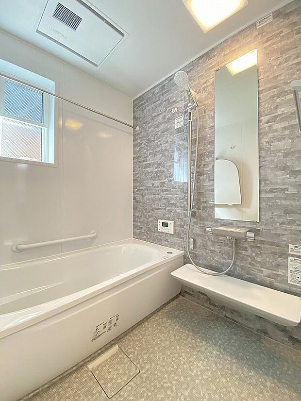 【浴室 2号棟】落ち着いた雰囲気の浴室では、大きなバスタブでゆったりと1日の疲れを癒す事ができます。帰りが遅いご家族の方も気持ちよく入浴頂ける追炊き機能など設備も整っています。