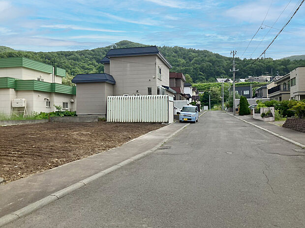 【現地写真】
JR函館本線「稲穂」駅まで徒歩約12分で利用可能。毎日の通勤や通学、お出掛けにも便利です。
【2024年5月撮影】