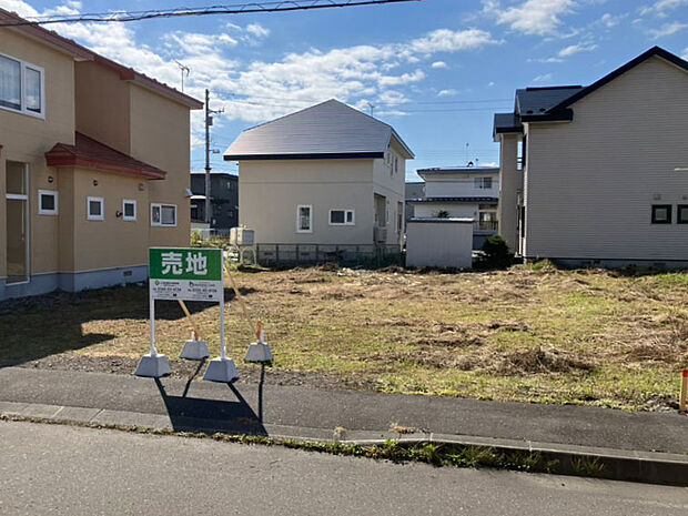 【現地写真】
幅員約6mの公道ン面し明るく開放的。見通しが良くお車の出し入れも楽々ですね。
【2024年9月撮影】