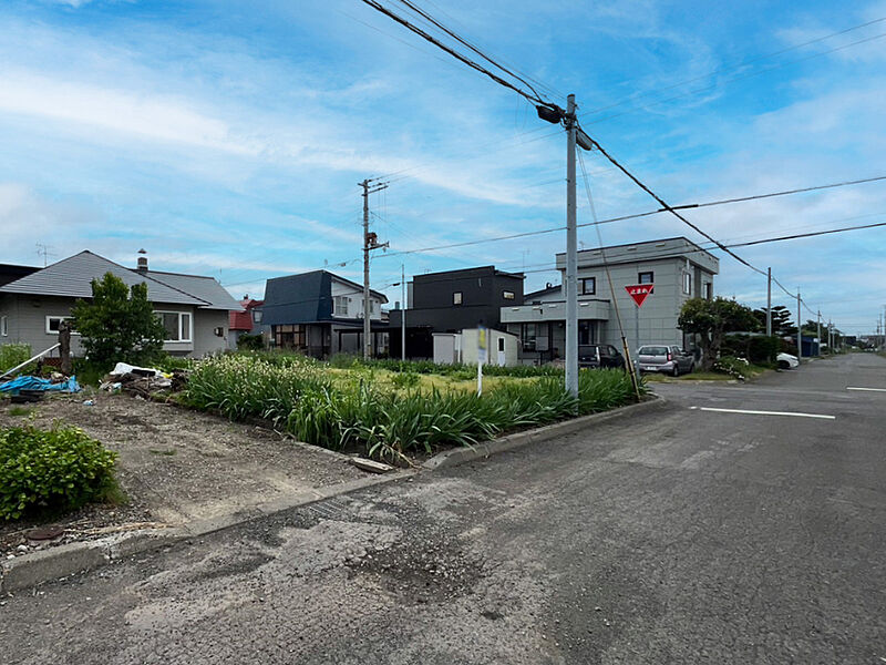 【現地写真】
間口も広く見通し良好。道路との段差も少ないためお車の出し入れもスムーズに行えますね。
【2024年9月撮影】