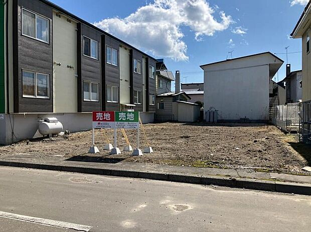 【現地写真】
苫小牧市日の出町2丁目で販売中の売地をご紹介します。「緑小学校」バス停まで徒歩約4分のバスアクセスの良い立地です。
（2025年3月撮影）