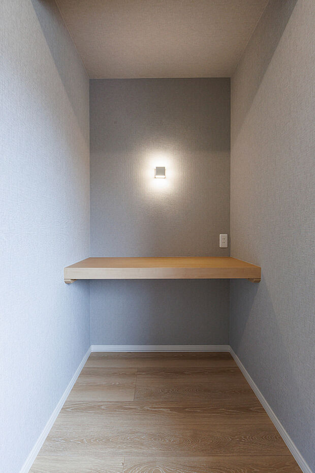 【主寝室/書斎】
主寝室の奥にはスライドドア付の1.5帖書斎を設置。在宅ワークが多い方にもうれしい空間です。趣味のゲーム部屋や勉強スペースとしても利用でき、開閉できる窓もあるため換気しやすい点も◎