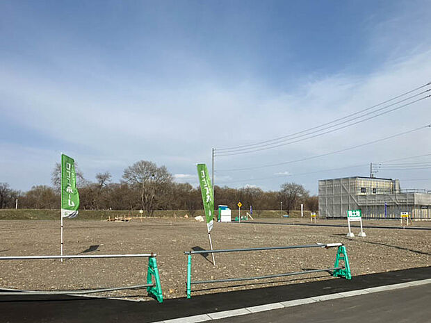 【現地写真】
徒歩15分圏内にはスーパーやコンビニ、公園が揃います。子育て世帯にもおすすめの住環境です。
（2025年4月撮影）