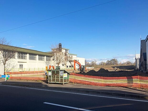 【現地写真】
幅員約8mの広い公道に面しております。お車でのすれ違いや車庫入れもスムーズにできそうですね。
（2025年4月撮影）