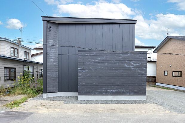 【外観】
外壁にはガルバリウム+タイルを使用し、正面は窓なしの外観となっています。窓をあえてなくすことで、建物の素材感や形状が際立ち、生活感を感じさせないどこか魅力的なかっこいい外観に仕上がります。