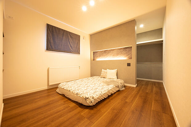 【洋室】
約7.5帖の主寝室としてもお使いいただける洋室です。WICも完備しております。