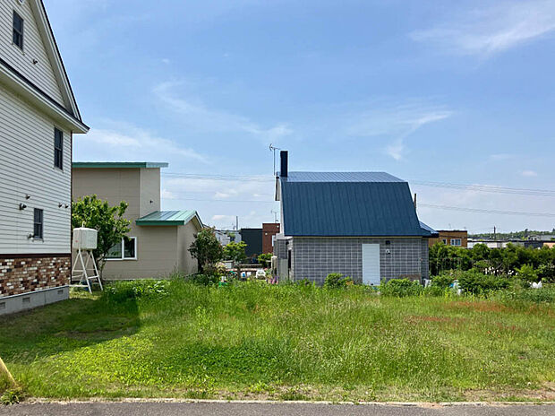 【現地写真】
土地面積は約48坪。複数台駐車可能なカースペースやお庭もご検討可能。建築参考プランもご用意しております。
（2025年6月撮影）