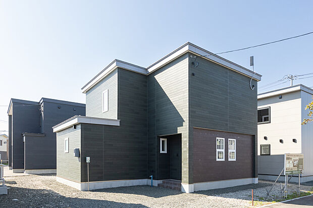 【外観】
四角いフォルムをベースに、水平ラインを強調したモダンな佇まい。深みある外壁と白枠の窓がコントラストを描き、落ち着きと洗練を兼ね備えた印象を放つ家。
(2025年10月撮影)