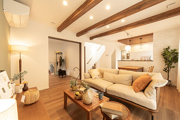 【リビング】
木目の温かみを感じる室内。LDKは約16.6帖の広さがあり、ゆったり家族団らんを楽しめる空間です。自然光が差し込み、心地よい時間が流れます。
(2025年10月撮影)