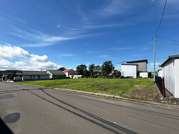 【現地写真】
穏やかな住環境が魅力。広々70坪以上の分譲地をご紹介します。現在更地のため、広さや建築後のイメージもしやすいですね。
(2025年8月撮影）