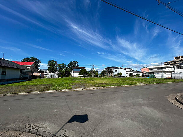 【現地写真】
比較的車通りも少なく静かにお過ごしいただけます。ぜひ周辺環境と合わせて現地をご覧ください。
(2025年8月撮影）
