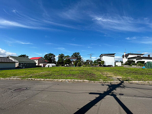 【現地写真】
幅員約8mの東側道路に面しています。きれいに舗装された前面道路は、お住まいの見栄えも良くしてくれますね。
(2025年8月撮影）