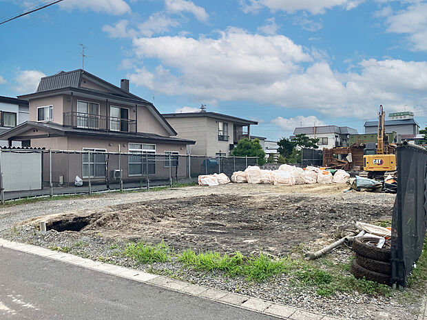 【現地写真】
周辺は第一種低層住居専用地域の閑静な住宅街、全3区画の売地が登場です。約56坪のゆとりある敷地面積です。
（2025年8月撮影）