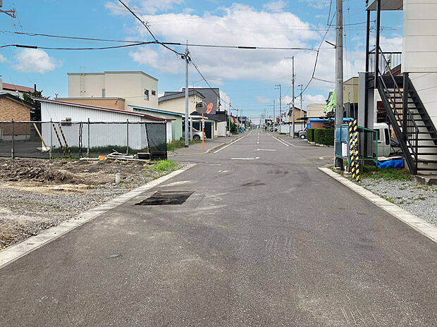 【現地写真】
きれいに舗装された前面道路は、お住まいの見栄えも良くしてくれますね。お車の出し入れもスムーズに行えます。
（2025年8月撮影）