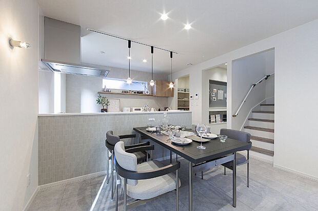 【キッチン】
対面式で、リビング・ダイニングを見渡せる開放感あるつくり。リビングイン階段と組み合わせることで、家族の気配を感じながら会話や家事を楽しめる、居心地のよい空間です。